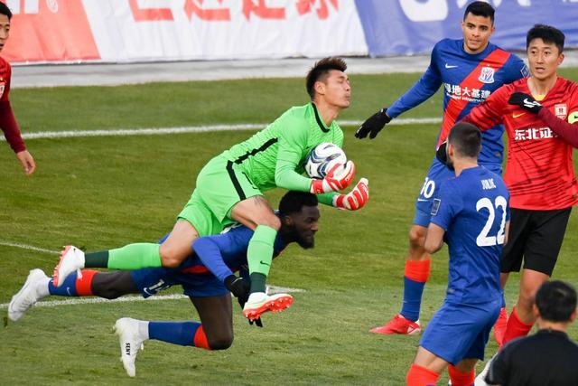 曼联上半场以0-2落后伯恩茅斯，防守失误频频